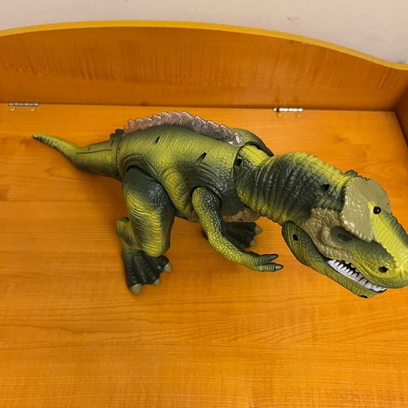 🦖 Light Up Roaring T-Rex Toy - Batteries Included - Picture 3 of 5